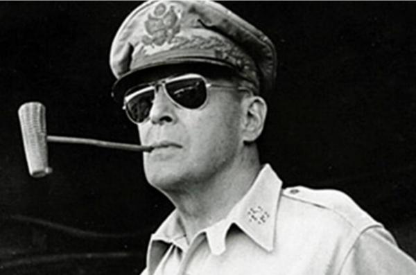 內蒙古斷臂流浪漢常年餵馬，村裡迎來幾輛汽車，首長：終於找到你