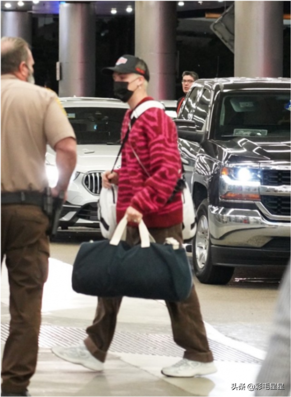 貝克漢姆愛妻維多利亞攜家人現身機場