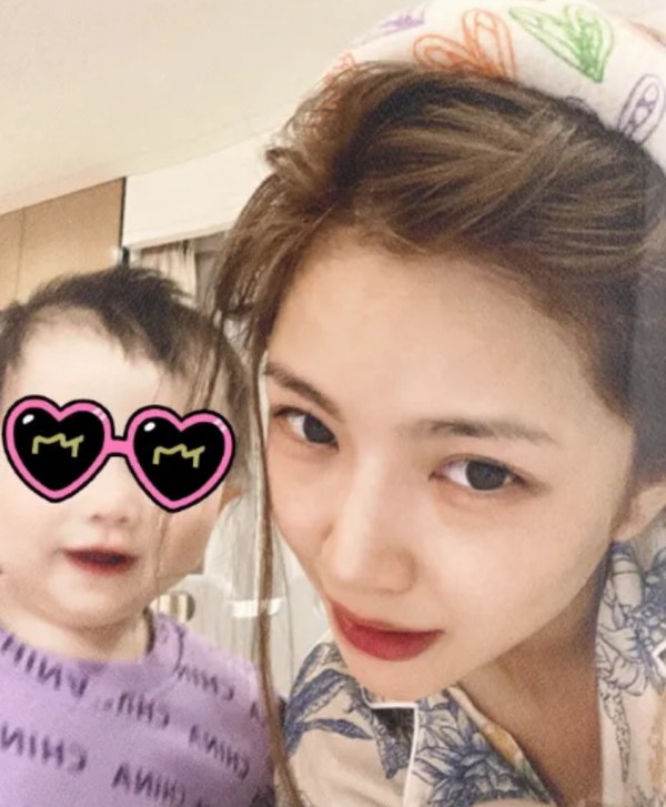 星二代來了：吳所謂和德雲社合影，周杰倫兒子一個動作看出是親生