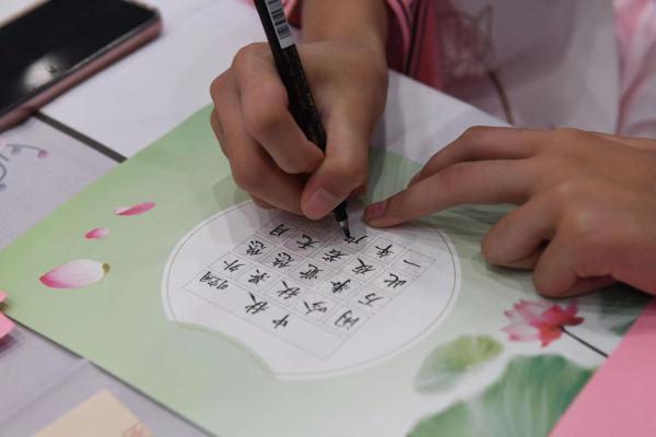 品詩詞、畫團扇、繪兔爺……吉林省圖書館中秋活動異彩紛呈