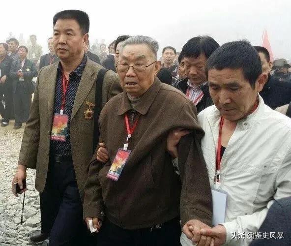 1979年&comma;團長從望遠鏡裡看見兒子犧牲在越軍機槍下&comma;一天後攻克沙巴