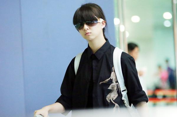 小彩旗長得不成熟，但選的黑色服裝很高階，穿短褲露出“豆腐腿”