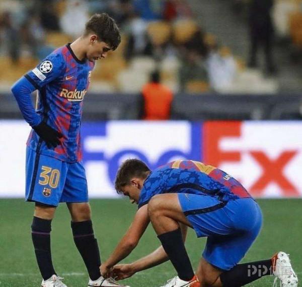 記者：加維從小就不會繫鞋帶 都是別人幫他 他也不在乎