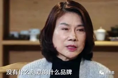 孟晚舟穿紅裙下飛機，女大佬都愛穿什麼品牌？