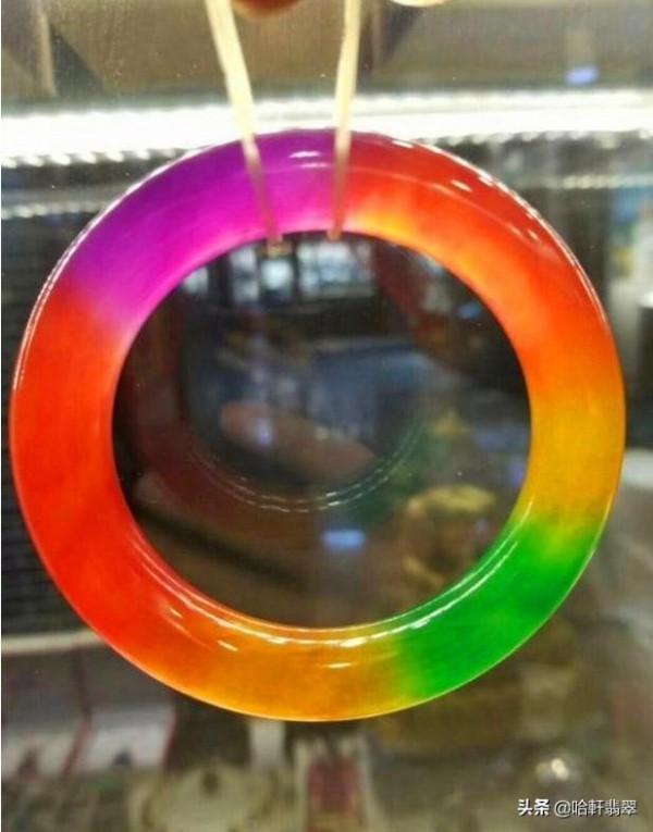 價值過億的翡翠標王,開出了絕美的春帶彩,最後價值多少? 價值過億的翡翠標王,開出了絕美的春帶彩,最後價值多少?