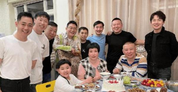 王惠與閨蜜聚餐,6位數手鐲順便戴,拍照濾鏡太重導致下巴變形 王惠與閨蜜聚餐,6位數手鐲順便戴,拍照濾鏡太重導致下巴變形