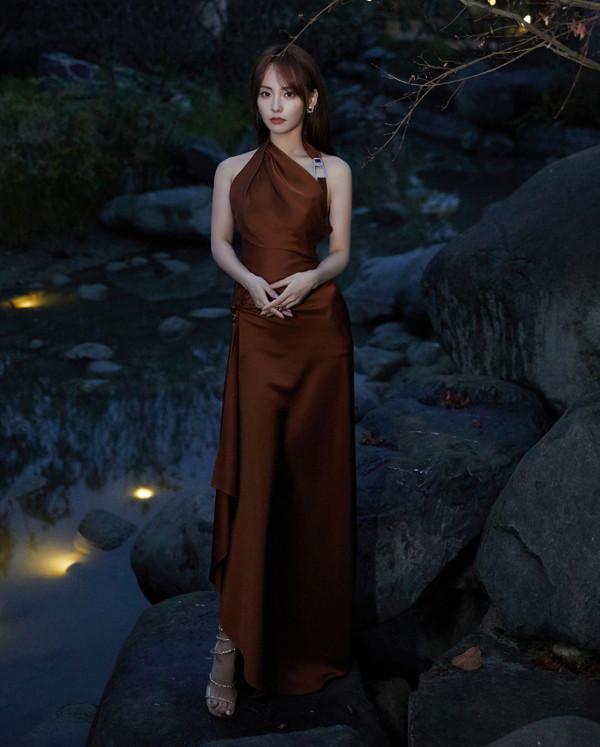 活動紅毯造型,張嘉倪把野性風禮服穿出穩重感,佟麗婭生圖也驚豔 活動紅毯造型,張嘉倪把野性風禮服穿出穩重感,佟麗婭生圖也驚豔