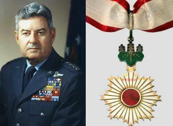 他火燒東京，死亡人數比原子彈爆炸的還多，卻被日本授予最高勳章