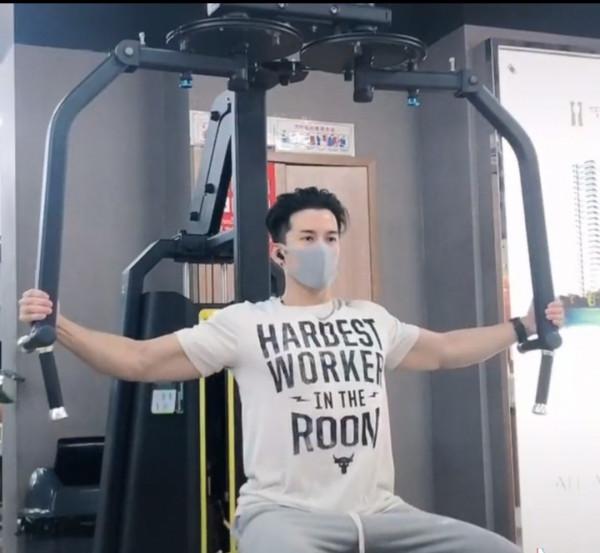 38歲知名港星逛杭州夜市,不戴口罩無人認出,化身乾飯人直呼好吃 38歲知名港星逛杭州夜市,不戴口罩無人認出,化身乾飯人直呼好吃