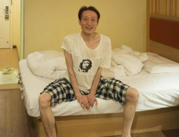 46歲“男版楊麗萍”被稱巨嬰，生活全靠父母，年入百萬卻無人敢嫁