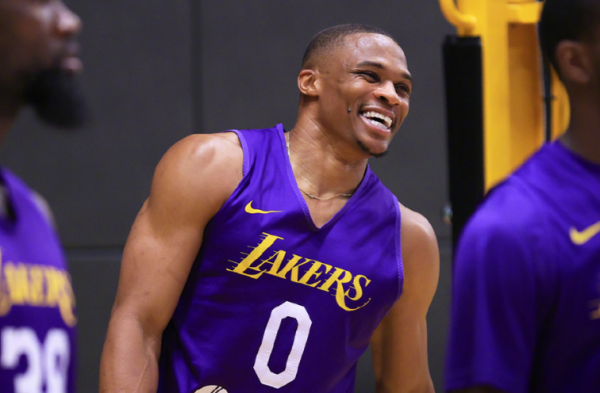 勇士要慘敗？威少0分被換下，湖人進攻立馬改善，詹姆斯4中4爆發