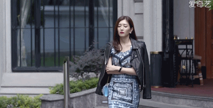 港女真霸氣!鄧萃雯氣場全開,彷彿自帶囂張BGM 港女真霸氣!鄧萃雯氣場全開,彷彿自帶囂張BGM