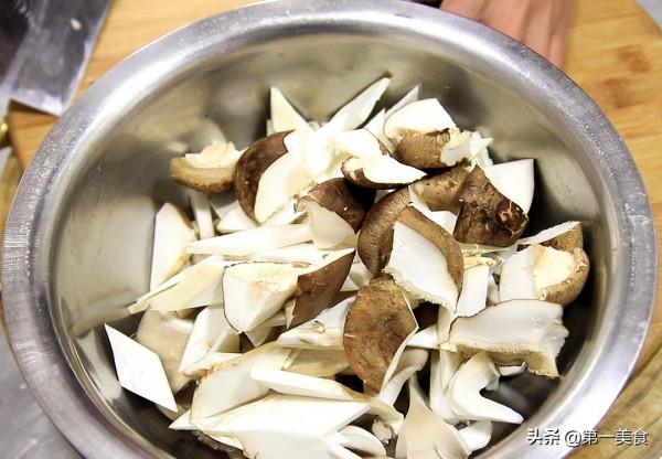 大廚分享飯店“蠔油燒三菌”做法，這個小技巧很重要，脆嫩爽滑