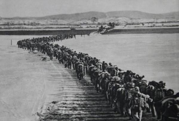 毛主席打了個極秘密的電報給劉鄧，稱陝北甚為困難，劉鄧隨即領會