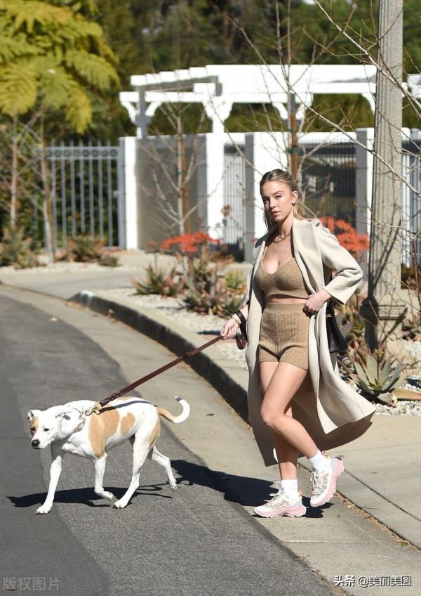 西德妮&CenterDot;斯維尼遛狗！跟隨小跑略顯狼狽
