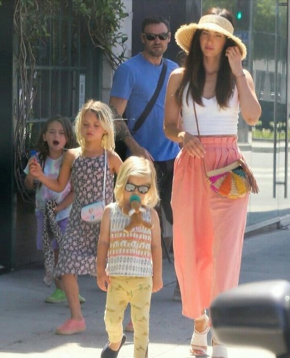 35歲梅根第二次訂婚,槍爺單膝跪地送上婚戒,“喝彼此的血”慶祝 35歲梅根第二次訂婚,槍爺單膝跪地送上婚戒,“喝彼此的血”慶祝