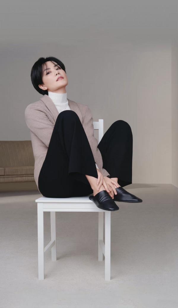 天后王菲真個性,穿針織衫配長褲走紅毯,意外美成全場焦點 天后王菲真個性,穿針織衫配長褲走紅毯,意外美成全場焦點