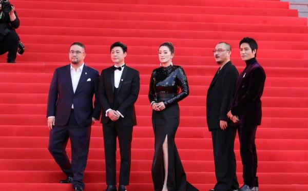 鞏俐最新紅毯造型再封神!穿Chanel老款亮相超自信,無人敢嘲笑 鞏俐最新紅毯造型再封神!穿Chanel老款亮相超自信,無人敢嘲笑