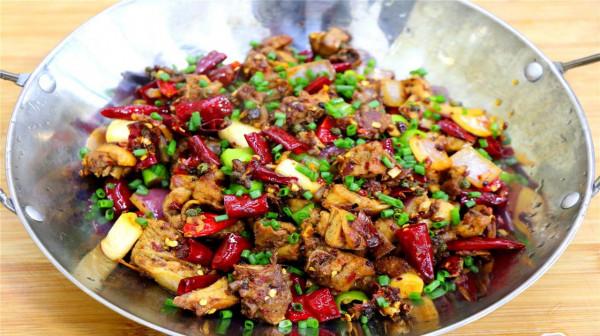 天涼了菜也冷得快，學會這兩道乾鍋菜，邊加熱邊吃很過癮，特香