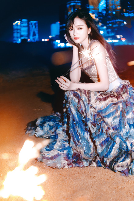 34屆金雞紅毯，張譯緊張到搓衣角，青年演員蹲下為陳道明“讓鏡”