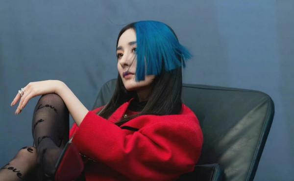 楊冪新造型徹底大爆火！第二次拍開年刊，染藍髮穿紅衣霸氣全開