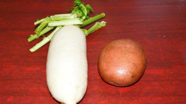 1個白蘿蔔加土豆，28年來頭一次見這做法，掀開蓋子流口水了，香