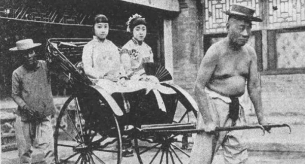 晚清真實老照片，黑地主比小妾高半米，穿“高跟鞋”的慈禧太后