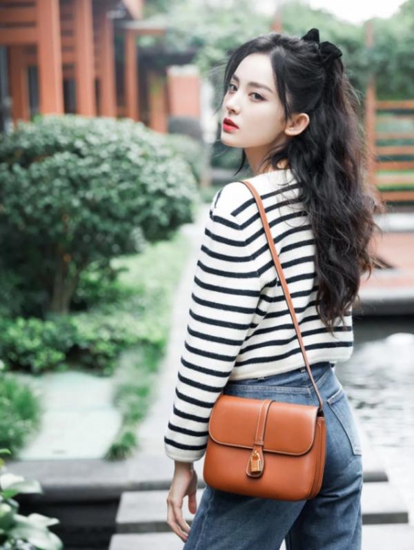 娜扎私服美照出爐，條紋套頭衫休閒簡便，公主頭髮型清靈可人