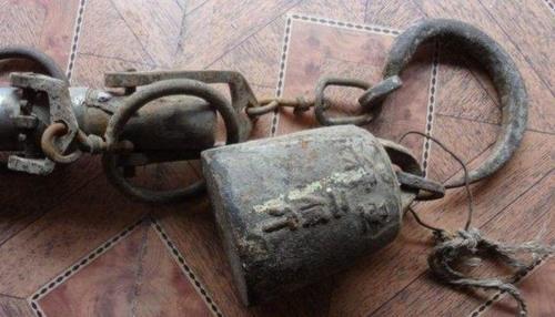 雙胞胎同時結婚，哥哥拿走房產證，弟弟拿走秤砣，到家後弟弟樂了