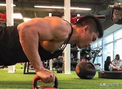 泰國最帥和尚還俗了日常愛秀8塊腹肌人魚線，還是個200斤的胖子