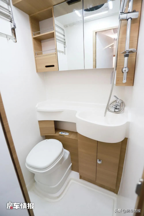 國產房車設計師真會玩！6平米陽臺裝車上，燒烤聚餐一車全搞定