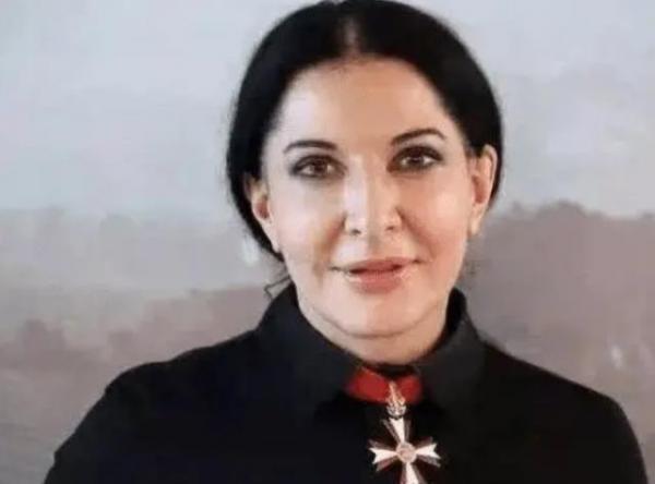 她將身體麻醉6小時，任由觀眾隨意處置，結局：意料內的醜惡人性