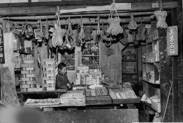 殺害聞一多的兇手，躲在成都開香菸店，因看報坐姿正派暴露被槍斃