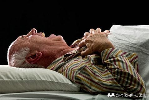 男子多年胸前疼痛，一直以為心絞痛，胃鏡做完後醫生領悟：誤診