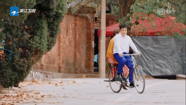 賈玲大碗娛樂旗下的何歡錄製《青春環遊記3》，卻成了道具人