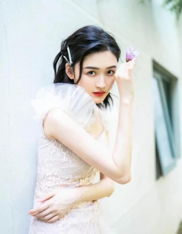 《三十而已》裡霸氣颯爽的&quot;富二代葉依依&quot;演技出眾美女康可人