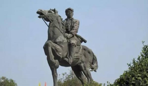 三首長征詩詞，展現紅軍氣概：毛主席隨手寫下，便成千古佳作