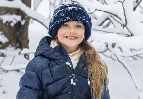 “未來女王”艾斯黛拉：和母親開創女王時代，卻因父親被國民指責