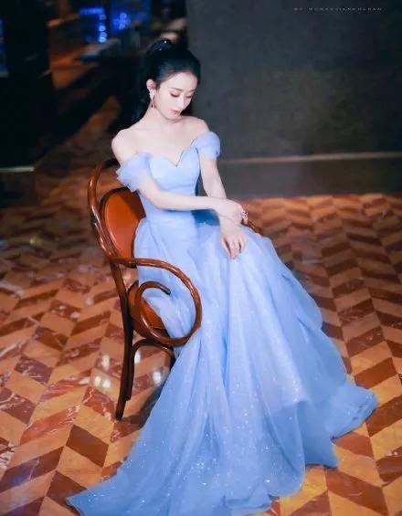 趙麗穎藍色衣服,給這蕭條的秋日增加一抹藍,清新靚麗 趙麗穎藍色衣服,給這蕭條的秋日增加一抹藍,清新靚麗