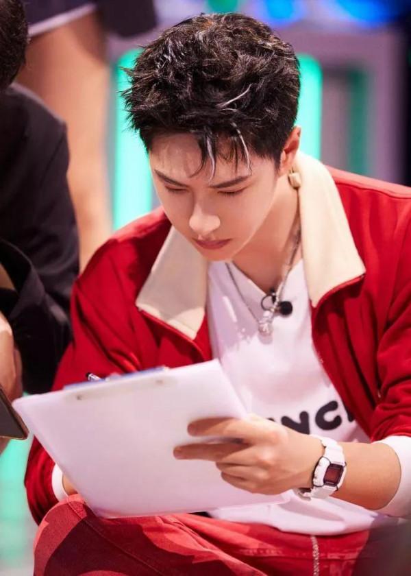 中秋晚會棄用流量明星，大快人心，但是不用他萬萬不該