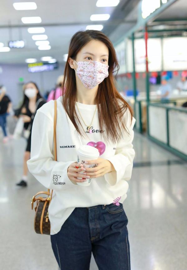 金晨初秋白色衛衣+闊腿牛仔褲 金晨初秋白色衛衣+闊腿牛仔褲