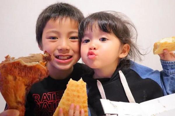 日本“紙箱寶寶”長大了！看過她爸媽的照片後，我酸了