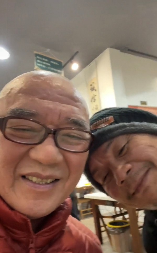 69歲李立群凌晨收工，現身內地蒼蠅小館，眼神迷濛興奮喝伏特加