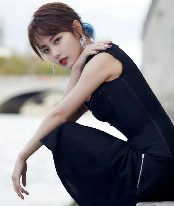 今日美圖博君一笑,張嘉倪是個脫俗優雅清新靚麗的美人 今日美圖博君一笑,張嘉倪是個脫俗優雅清新靚麗的美人