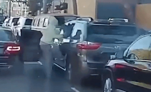 三藩市民眾被搶怕了,紛紛主動開啟車門求饒:車裡沒錢,砸了沒用 三藩市民眾被搶怕了,紛紛主動開啟車門求饒:車裡沒錢,砸了沒用