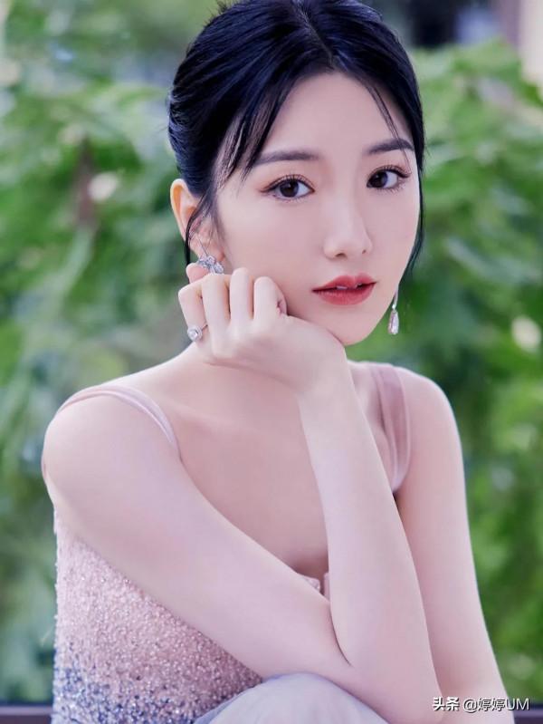 毛曉彤，膚白貌美、笑容甜美、可甜可酷，好看的女孩子誰不愛呢