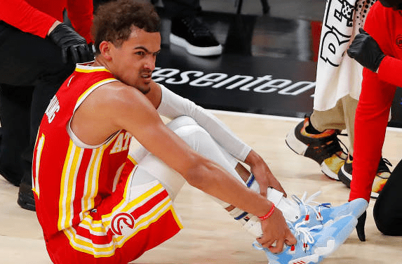 NBA那些離譜的傷病：特雷楊踩裁判致崴腳，一人冰敷睡著直接報銷