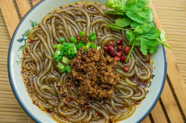 天冷了，煮一鍋粉兒，熱乎乎的，真香