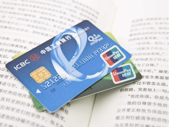 銀行卡簡訊通知要開通嗎？收費政策該取消嗎？銀行員工給出建議