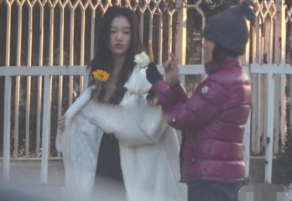 李嫣不懼寒冷穿吊帶裙出街，13歲撩發顯成熟，氣質神似王菲